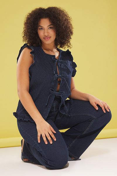 Trendyol Curve Dunkelblaue gesteppte Jeansweste in Übergröße – vorne gebunden TBBSS25BH00005