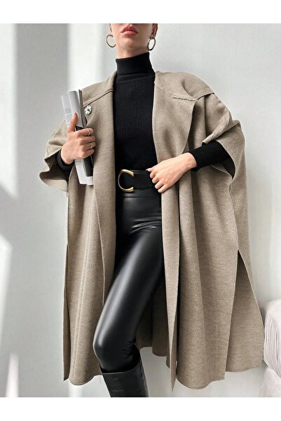 02Lady Fashion Knitwear Hooded Poncho