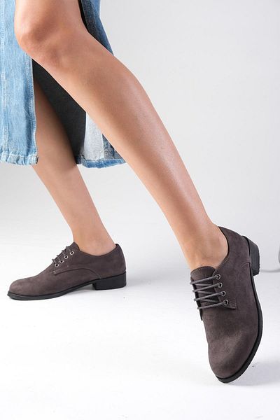 Mio Gusto Flache Damen-Oxford-Schuhe aus grauem Berta-Wildleder