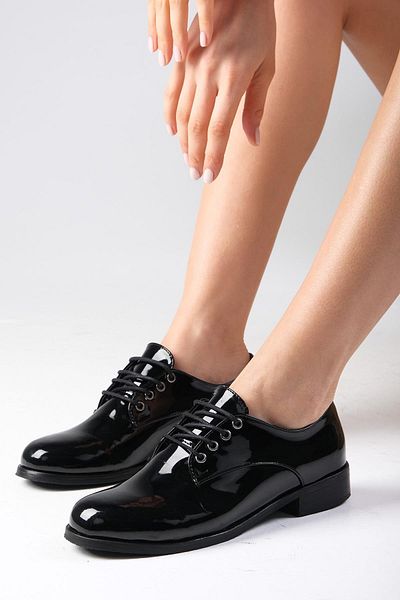 Mio Gusto Berta Damen-Oxford-Flachschuhe aus schwarzem Lackleder
