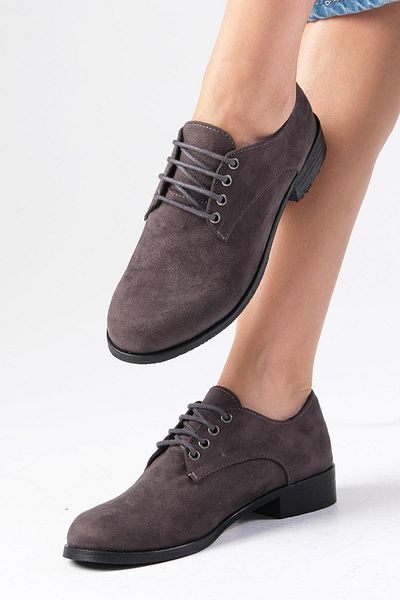 Mio Gusto Flache Damen-Oxford-Schuhe aus grauem Berta-Wildleder