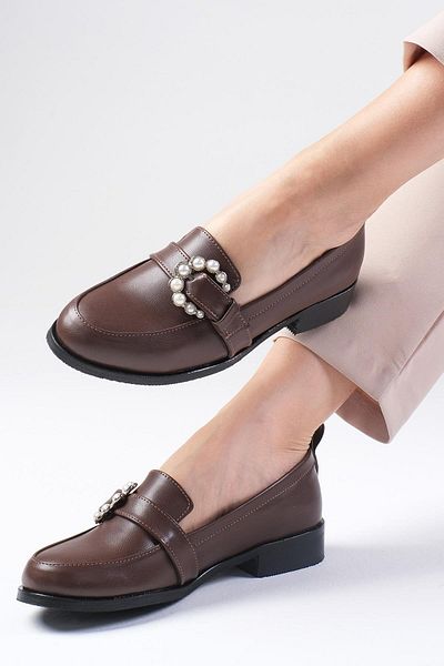 Mio Gusto Lässige, flache Oxford-Schuhe für Damen in Braun mit Perlenschnalle