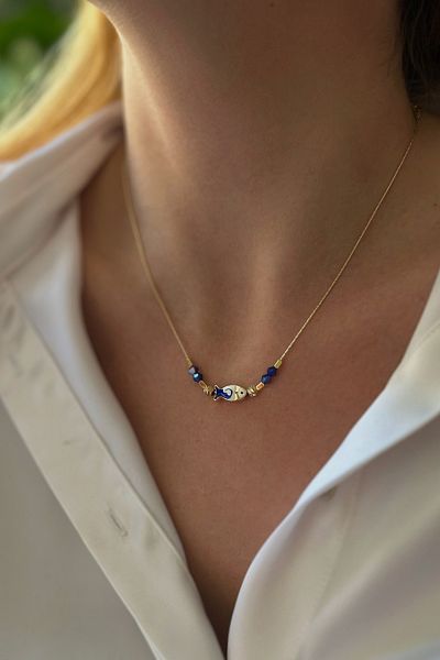 Trendy Butik قلادة سلسلة رفيعة من حجر الكريستال على شكل سمكة باللون الأزرق الداكن