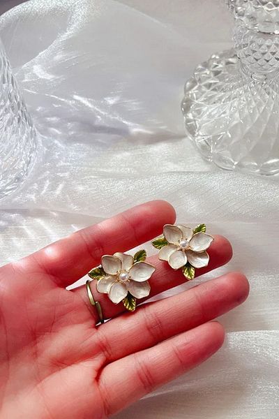 Glaren تصميم زهرة المينا البيضاء أقراط ذهبية اللون للنساء