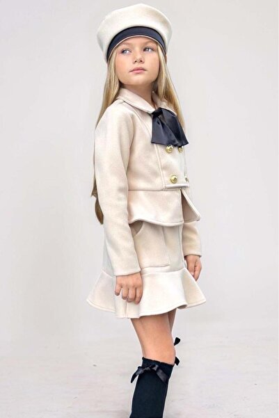 Riccotarz Κοριτσίστικο μπεζ κοστούμι με ασύμμετρη κοπή και λεπτομέρεια με κουμπιά βολάν