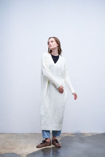 QANU White V-Neck Knitted Knitwear