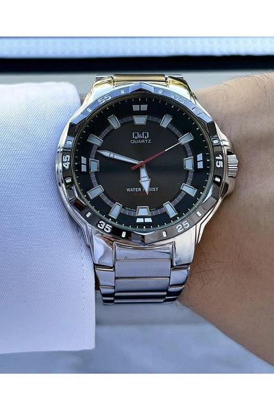 Q&Q Men's Metal Band Wristwatch