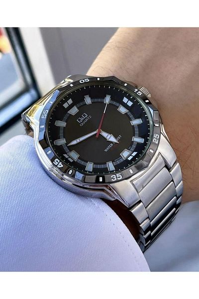 Q&Q Men's Metal Band Wristwatch