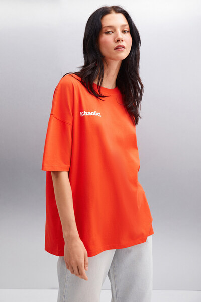 GRIMELANGE ARCADIA női 100% organikus pamut piros póló hátsó és elülső részén felirattal