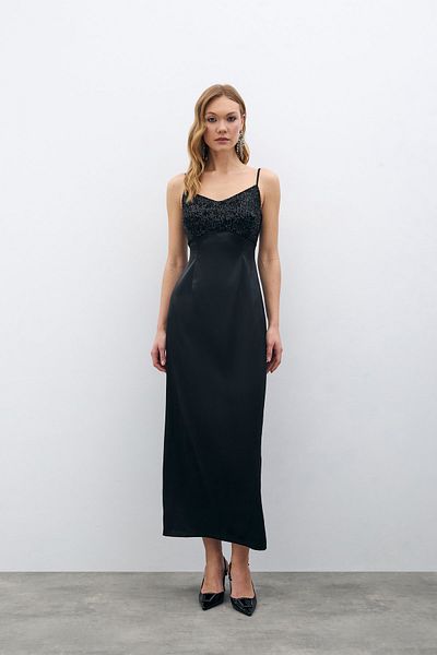 Sateen Rochie din satin negru - Detaliu cu paiete