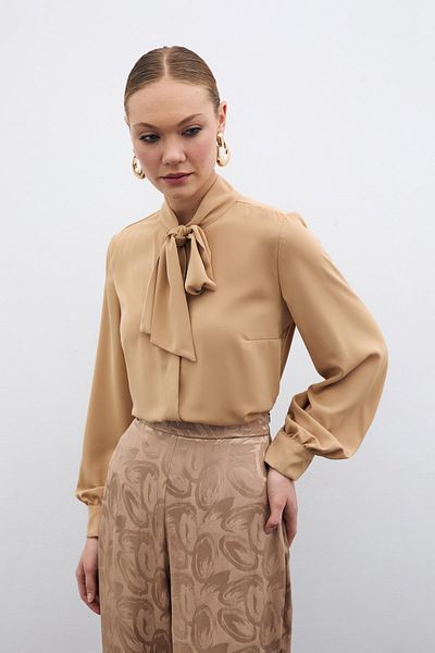 Sateen Cămașă cu cravată cu croială dreaptă de culoare Camel