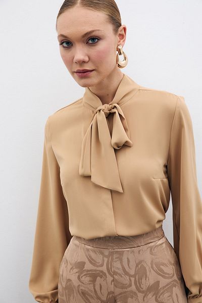 Sateen Cămașă cu cravată cu croială dreaptă de culoare Camel