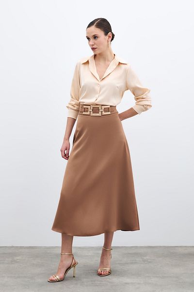 Sateen Fusta din crepon satinat cu accesorii pentru talie - Camel