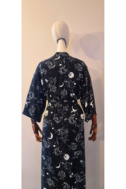 Atelier Nui كيمونو هوروسكوب أسود - فستان مطبوع عليه علامة زودياك وبحر