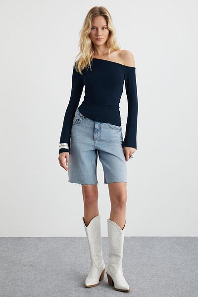 GRIMELANGE Waleska Damen-Bluse aus Viskose-Lycra mit U-Boot-Ausschnitt, One-Shoulder-Dekolleté in Marineblau