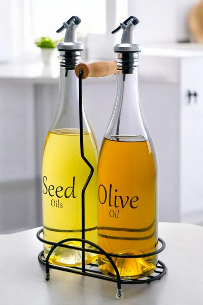 Digithome Pure 2-Piece Set of 750 ml Oil Pots with Black Metal and Wood Stand - Labeled Cys-15
