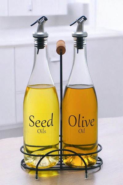 Digithome Pure 2-Piece Set of 750 ml Oil Pots with Black Metal and Wood Stand - Labeled Cys-15