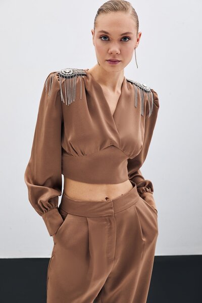 Sateen Omuz Aksesuarlı Kısa Bluz - Camel