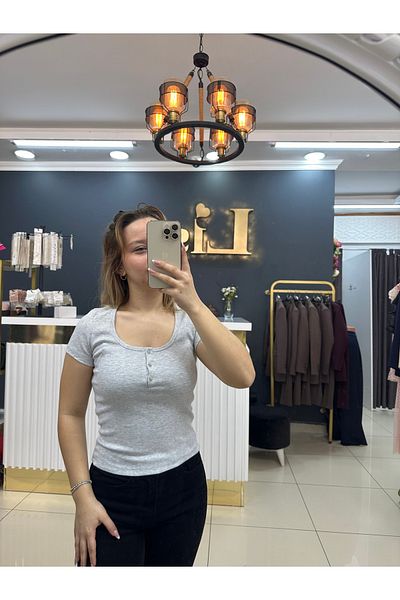 LİSAA BUTİK κοντή μπλούζα με τρία κουμπιά, χτενισμένη βαμβακερή μπλούζα