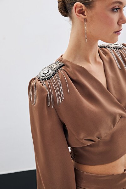 Sateen Omuz Aksesuarlı Kısa Bluz - Camel