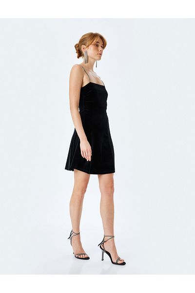 Koton Mini-Samtkleid mit Kristallstein-Stickerei und dünnen Trägern