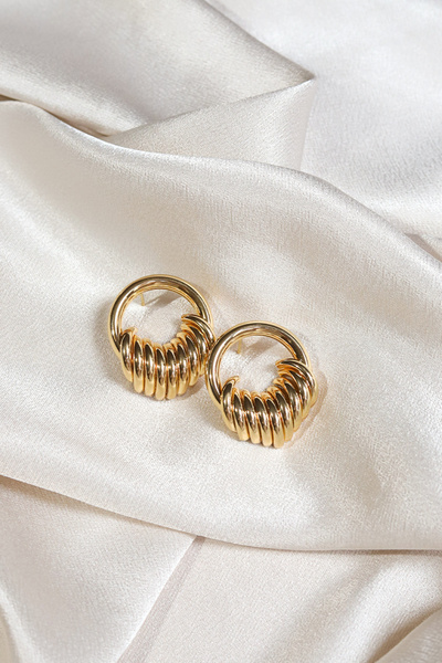 Brillo 2-Piece Earrings with Hoop Model Detail