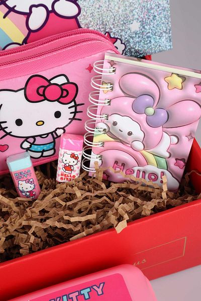 Hello Kitty مجموعة مدرسية مكتبية مع حقيبة أقلام رصاص مرخصة من DEKOMUS مع صندوق مخصص
