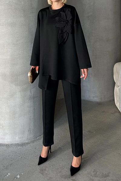 Olcay Țesătură Scuba neagră - Set tunică și pantaloni cu aplicații florale 7945-TK