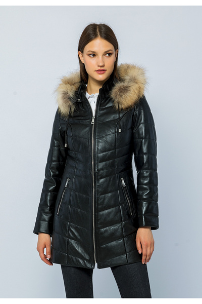 Basics&More سترة جلدية بغطاء للرأس من الفرو للنساء BDR020