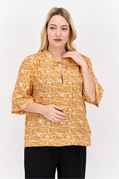 Scotch & Soda بلوزة نسائية مطبوعة بالكامل بأكمام 3/4 ورقبة مربوطة، باللون الأصفر