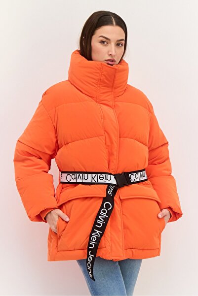 Calvin Klein سترة نسائية مبطنة بحزام منفوخ، مرجاني