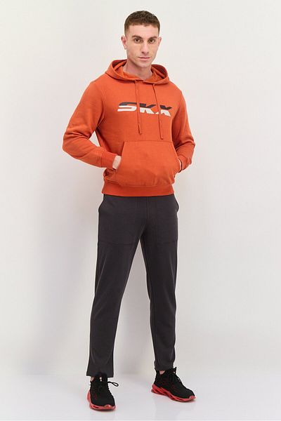 SKECHERS سويت شيرت رجالي رياضي بأكمام طويلة مطبوع عليه رسوم بيانية، برتقالي