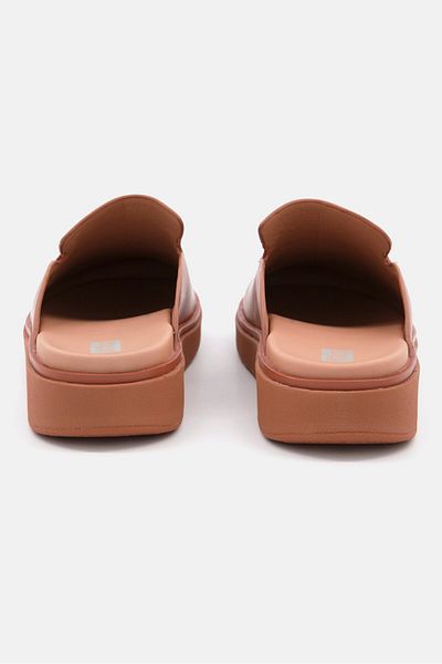 Fitflop قبقاب نسائي سهل الارتداء بشعار العلامة التجارية، بني