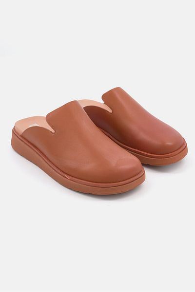 Fitflop قبقاب نسائي سهل الارتداء بشعار العلامة التجارية، بني