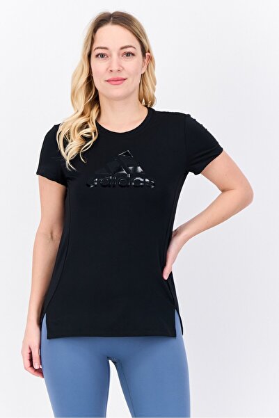 adidas بلوزة رياضية نسائية مناسبة للخارج بشعار العلامة التجارية، باللون الأسود