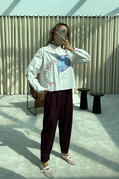 Qaju Жіноча сорочка оверсайз з вишивкою у вигляді половини серця