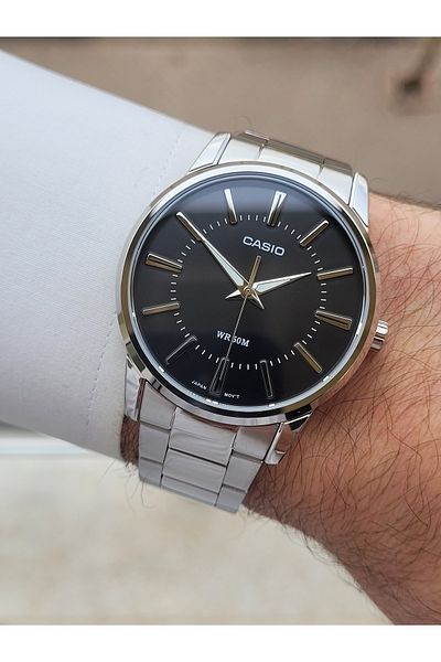 Casio ساعة يد رجالية فضية اللون باللون الأسود