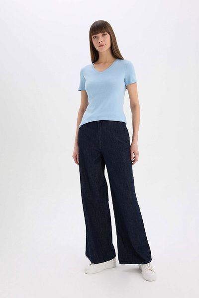 DeFacto Rippen-T-Shirt mit V-Ausschnitt und schmaler Passform – 100 % Baumwolle, kurze Ärmel, I1080AZ25SP