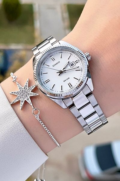 Casio ساعة يد نسائية فضية اللون