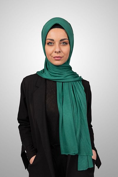 Şalcenneti.com Γυναικείο Hijab Πρακτικό χτενισμένο βαμβακερό σάλι με σφουγγάρι στο μπροστινό μέρος έτοιμο φουλάρι σμαραγδί πράσινο χρώμα