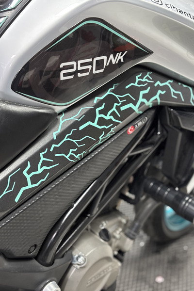 Banxtre ملصق لاصق على شكل لايتنينج أخضر نعناعي لخوذة السيارة والمحرك (16 قطعة)