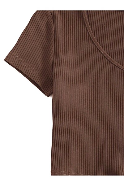 Rooted Γυναικείο μπλουζάκι με κοντό μανίκι σε καφέ V λαιμόκοψη, ύφασμα καμιζόλας με ραβδώσεις Lycra