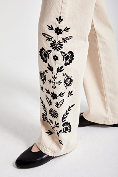 its basic 7S569 Model Embroidered Raw Color Women's Denim - Loose Fit Design