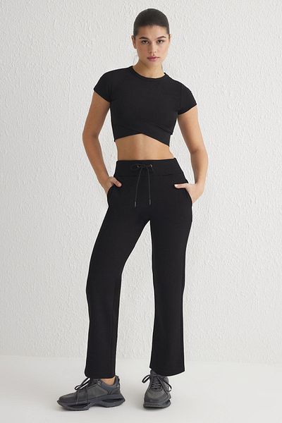 Trendyol Collection Schwarze Sport-Jogginghose mit Taschen aus Scuba-Stoff – THMSS25EA00005