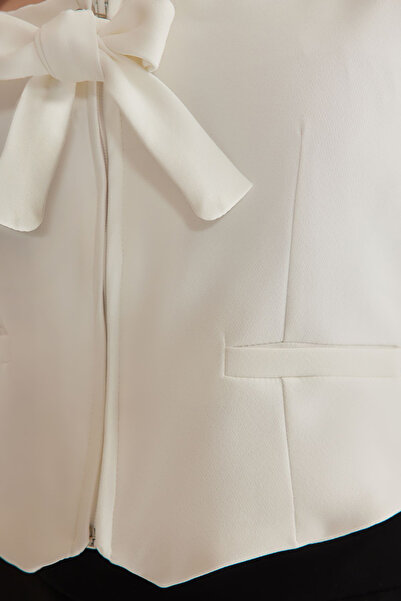 Trendyol Collection Weiße gewebte Weste mit regulären Banddetails TWOSS25YE00036