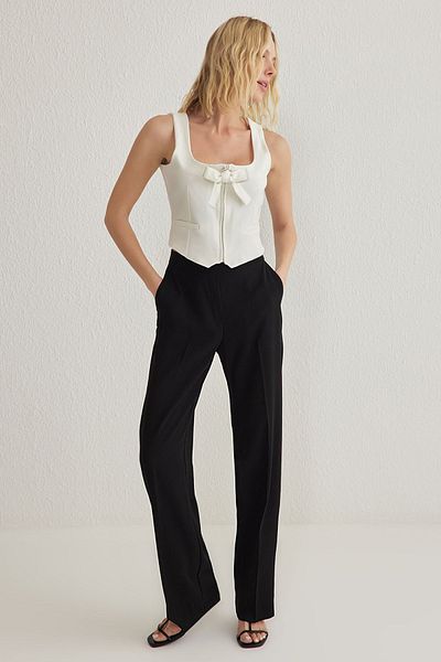 Trendyol Collection Weiße gewebte Weste mit regulären Banddetails TWOSS25YE00036