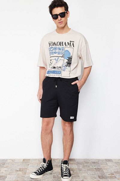 Trendyol Collection Schwarze Baumwollshorts – Übergröße, Etikettenapplikationen, reguläre Passform TMNSS25AP00002