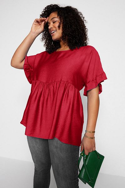 Trendyol Curve Rote, kurzärmlige, gewebte Flounce-Bluse in Übergröße TBBSS22AF0002