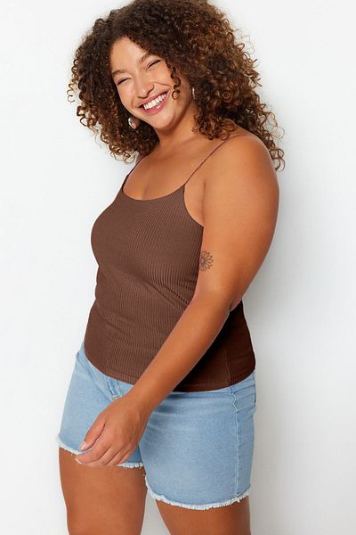 Trendyol Curve Braune, gerippte, gestrickte Bluse mit Spaghettiträgern in Übergröße TBBSS23AF00013