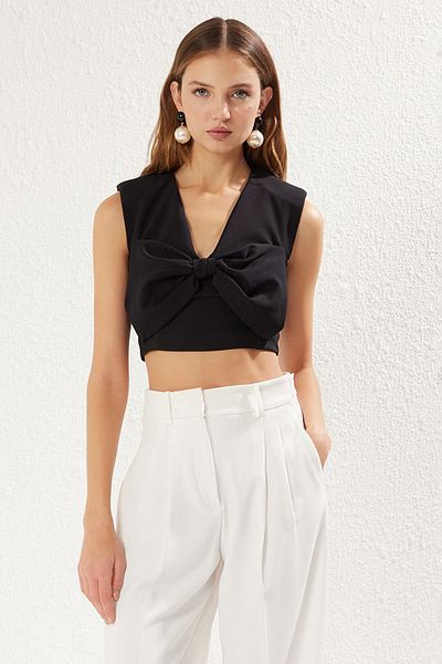 Trendyol Collection Schwarze, gewebte Crop-Bluse mit Schleifendetail TPRSS25BZ00022